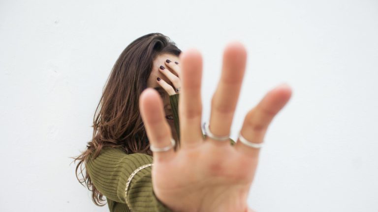 Image d'une personne n'osant pas montrer son visage sur les réseaux sociaux