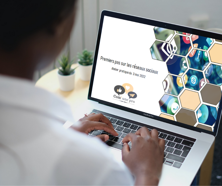 Personne suivant une formation distancielle sur la gestion des réseaux sociaux sur son ordinateur