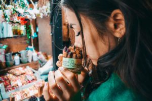 Femme prenant le temps de sentir le parfums d'un brownie dans une pâtisserie