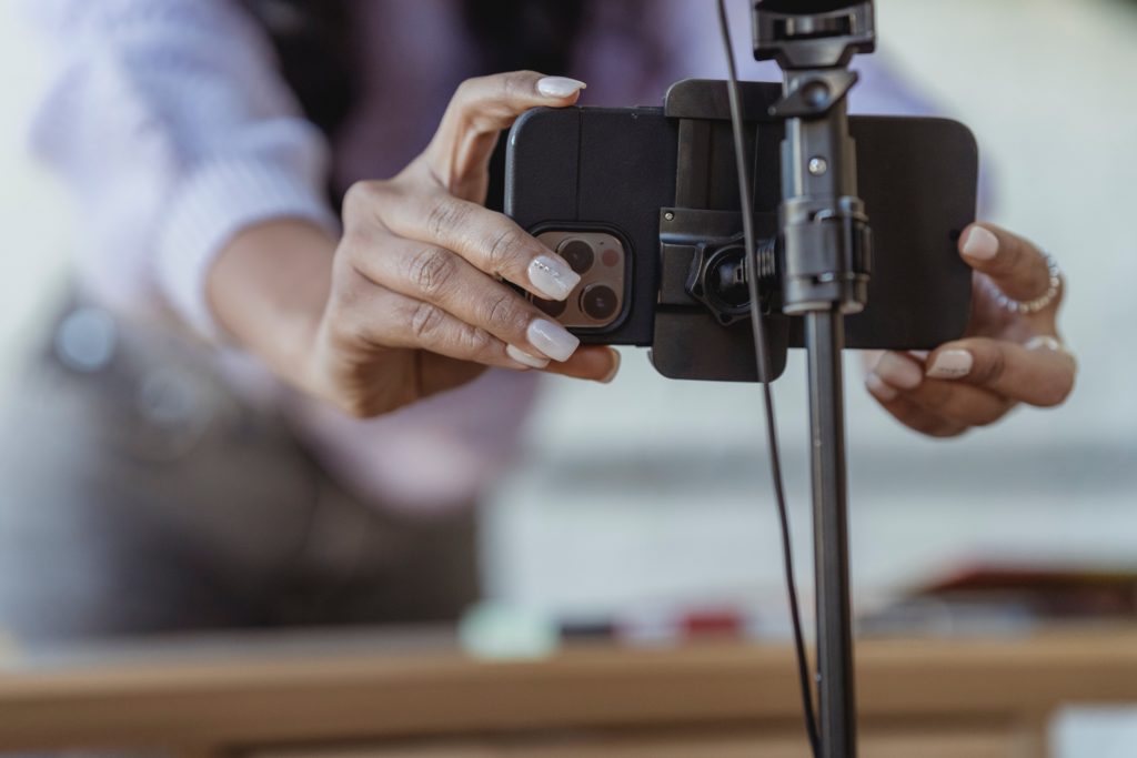 Personne en train de se filmer pour effectuer un Reel à destination d'Instagram
